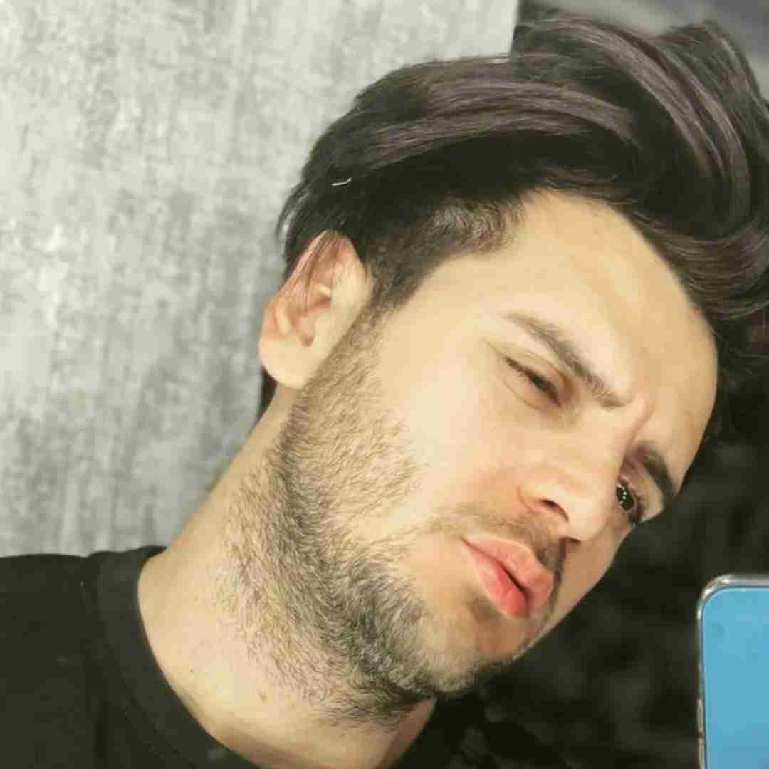 دانلود اهنگ فرهاد نامداری تو بیو میزنم اسمشه عشقم رنگ چششه